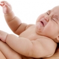 Kenali Penyebab Bayi Terus Menangis Saat Menyusu