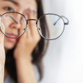 4 Trik Agar Kacamata Kembali ke Kondisi Baru dan Menghemat Uang Anda