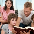 Kumpul Acara Keluarga, Isi Aktivitas dengan Membaca