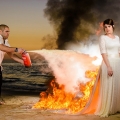 Foto Pre-Wedding Anti Mainstrem, Gaun Dibakar dan Dilumuri Cat Hitam