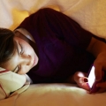 Pakai Gadget Sambil Tidur Terbukti Berefek Buruk