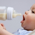 Bagaimana Cara Mengetahui Apakah Bayi Anda Alergi atau Tidak Bertoleransi Terhadap Susu