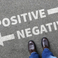 Berjuang untuk Tetap Positif? Para Ahli Mengatakan Jangan Melawannya