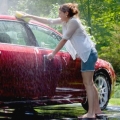 Hindari 5 Aktivitas Buruk Ini Saat Mencuci Mobil