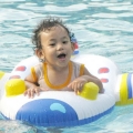 Mengajak Anak Berenang, Buang 5 Anggapan Salah Ini