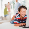 Cara Orangtua Agar Anak Aman Mengakses Film Online