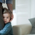Panduan Orang Tua Membantu Anak Tidak Menjadi Pemalu