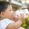 Orang Tua Wajib Tahu! Jangan Pernah Memberi Bayi Air Mineral, Akibatnya Fatal