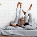 Studi, Berbagi Tempat Tidur dengan Pasangan Bikin Tidur Lebih Baik