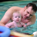 Berenang Bersama Anak, Simak Tips Ini