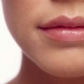 Tiga Bahan Alami  Pencerah Bibir Akibat Rokok
