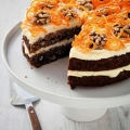 Kue Wortel Dengan Buttercream Oranye Dan Kenari