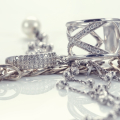 Cara Membersihkan Perhiasan Perak Agar Terlihat Mengkilap dan Baru