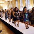 Ada Peragaan Busana Orang Mini di Paris