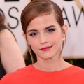 Lipstik Merah dan Merapikan Tas Makeup Jadi Kebiasaan Unik Emma Watson