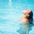Cara Menjaga Kulit Anda Terhidrasi dan Sehat Saat Berenang