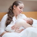 Rekomendasi 5 Posisi Menyusui Bayi