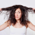 Bosan dengan Rambut Lepek? Pakai 3 Trik Mengeriting tanpa Alat Pemanas Ini