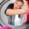 4 Trik Mencuci ala TikTok yang Justru Merusak Pakaian Anda
