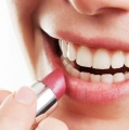Trik Warna Lipstik untuk Gigi Tampak Putih
