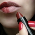 4 Cara Agar Lipstik Bertahan Lama di Bibir