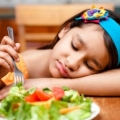 Tidak Perlu Menjelaskan Khasiat Makanan Bergizi pada Anak
