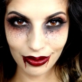 10 Langkah Menciptakan Efek Makeup Vampire untuk Pesta Halloween