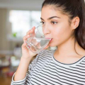 Haruskah Anda Minum Air Bahkan Sebelum Menyikat Gigi?