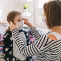 Infeksi virus Corona: Haruskah Anda memakai masker di rumah?