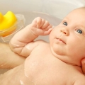 Menurut Survei, Banyak Orangtua Tidak Tahu Mandi Buat Bayi Pintar