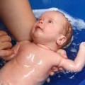 Tips Memandikan Bayi yang Baru Lahir