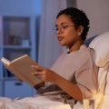 3 Alasan Memulai Membaca Buku Sebelum Tidur