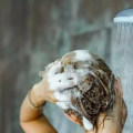 Bisakah Bilas Keramas dengan Air Dingin Bantu Tingkatkan Kesehatan Rambut?