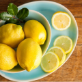 Jangan Buang Lemon Bekas Anda! Manfaatkan Lebih Banyak Dengan Hack Makanan Ini