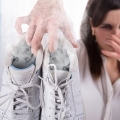 Cara Ampuh Menghilangkan Bau Tak Sedap pada Sepatu