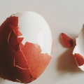 Trik Jenius Ini Akan Membantu Anda Mengupas Telur Rebus Dalam hitungan Detik