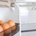 Alasan Menjijikan untuk Berhenti Menyimpan Telur di Pintu Kulkas