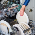 5 Cara Memaksimalkan Ruang di Mesin Pencuci Piring