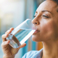Apakah Air Minum Sebenarnya Melembabkan Kulit Kering?