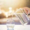 Apakah Air Minum Sebenarnya Melembabkan Kulit Kering?