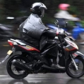 Cara Aman Pakai Motor Matic Saat Musim Hujan