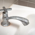 Cara Menghilangkan Noda Air yang Mengerak di Seluruh Rumah Anda