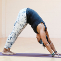 6 Peregangan Yoga Sederhana Yang Mencairkan Ketegangan Otot