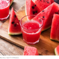 Apakah Minum Jus Semangka Sama Baiknya dengan Makan Buahnya Sendiri?