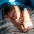 Studi Terbaru: Tidur dengan Cahaya Terang Bisa Membahayakan Kesehatan