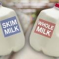 Skim Milk v Whole Milk: Mana yang Sebenarnya Lebih Sehat?