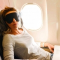 Bagaimana Cara Cepat Tertidur di Pesawat